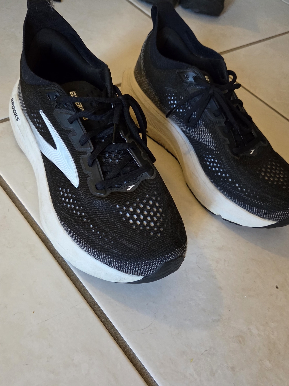 Brooks Men’s Glycerin 23 Size 10 Wide Black Running Shoes with White Accent